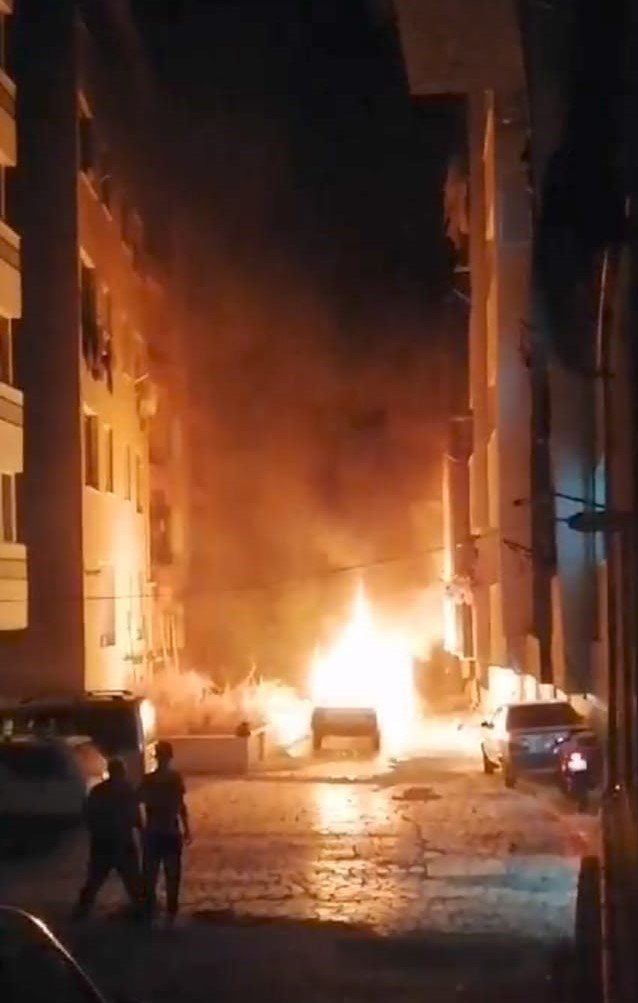 Park halindeki otomobil alev topuna döndü