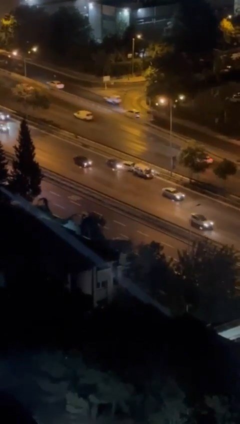 Arıza yapan araca arkadan gelen iki otomobil çarptı