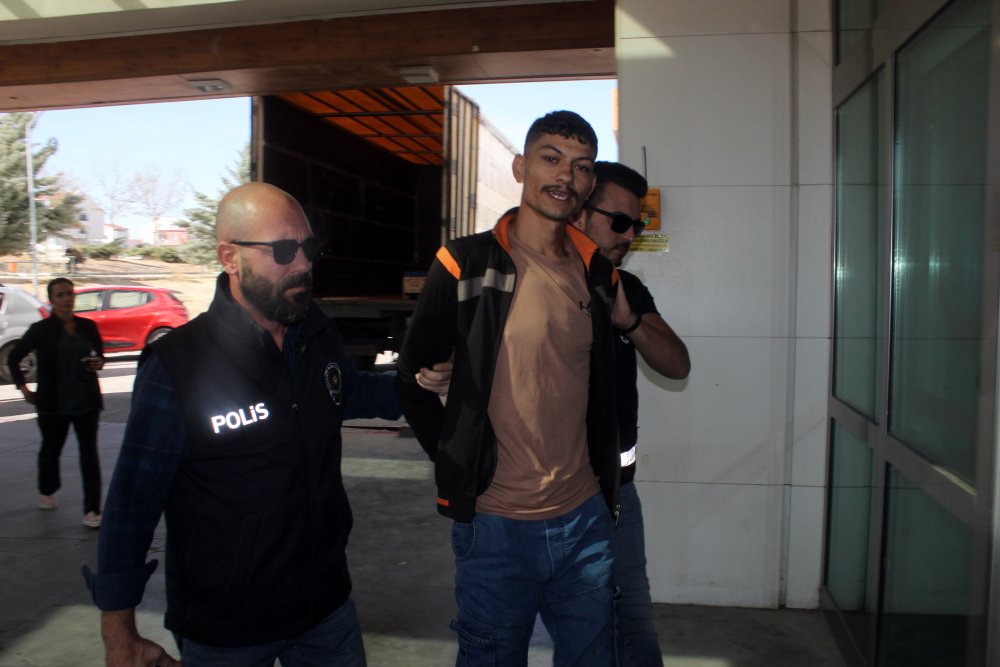 Karaman'da çaldıkları otomobille tatile giderken yakalandılar