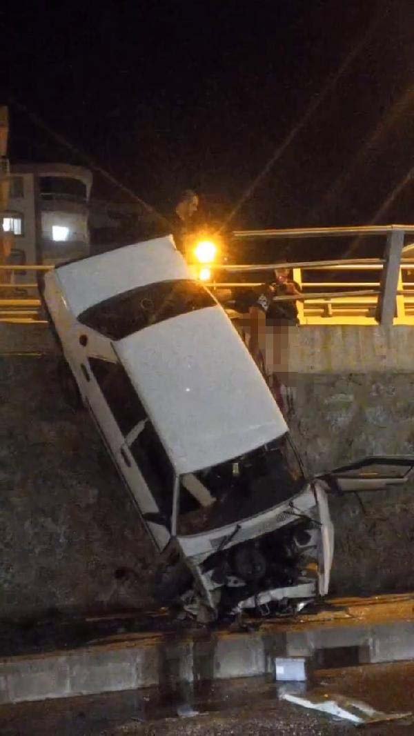 Otomobilden fırlayan sürücüye demir bariyer ok gibi saplandı