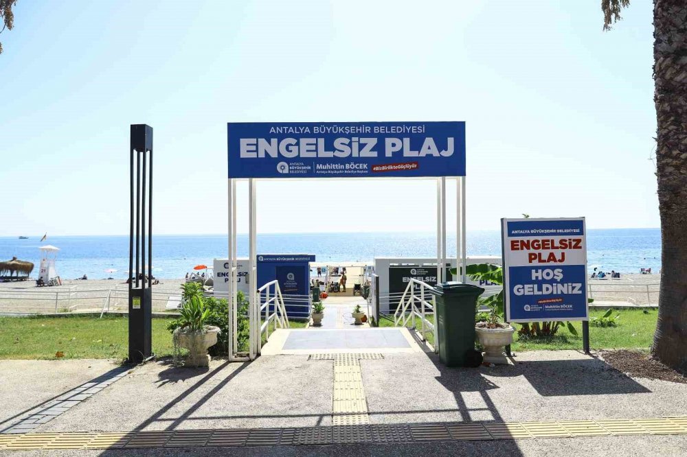 Antalya'daki Engelsiz Plaj turistlerin gözdesi oldu