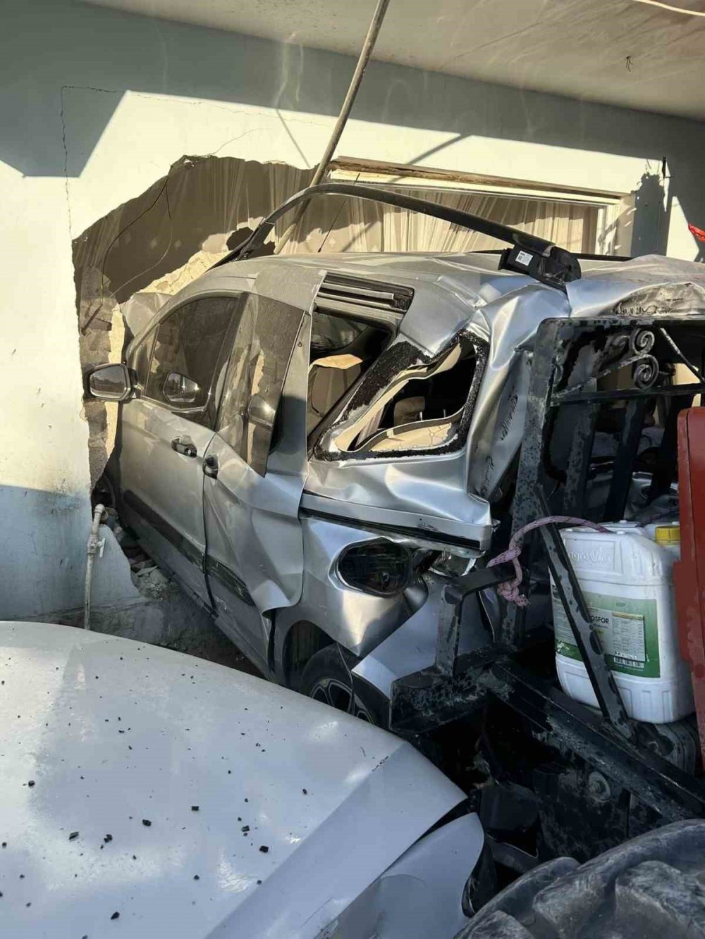 Hatay’da 3 aracı biçen taş yüklü traktör, evin duvarını yıkıp içeri girdi