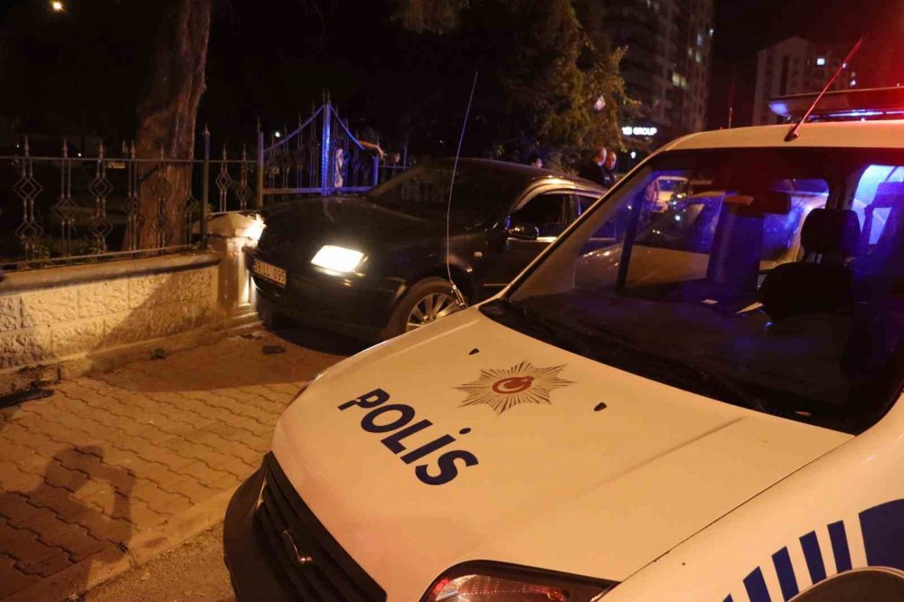 Koca şiddetinden kaçamadı: Araçtan atlamaya çalıştı, silah kabzasıyla darbedildi