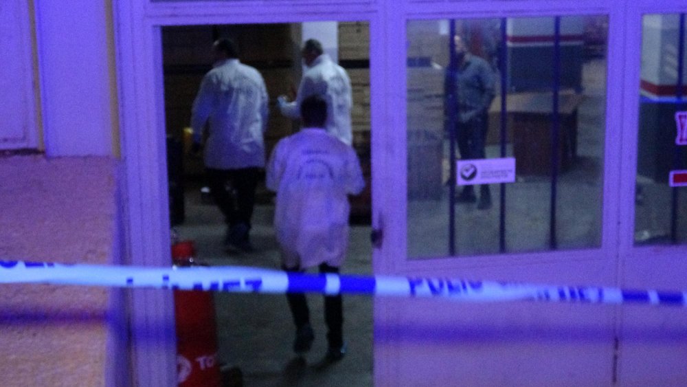 Tüfeği doldur- boşalt yaparken kazara 18 yaşındaki arkadaşını öldürdü