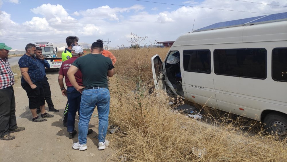Balayı tatili yolunda feci kaza! Gelin öldü, damat yaralı