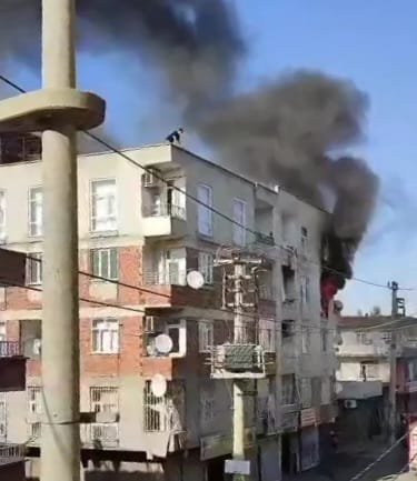 Diyarbakır'da 4 katlı binada yangın