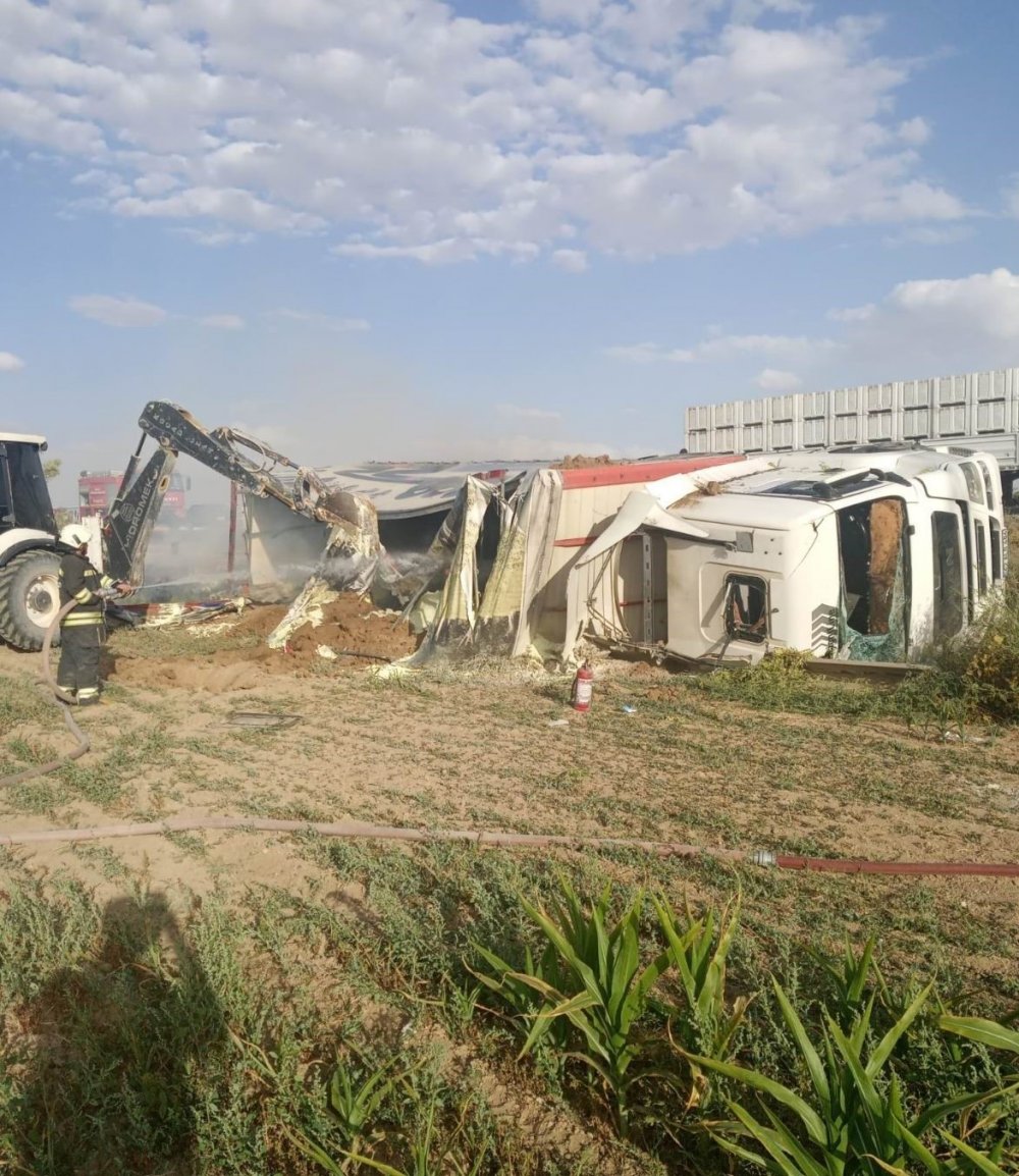 Konya’da tır devrildi, sürücü yaralandı