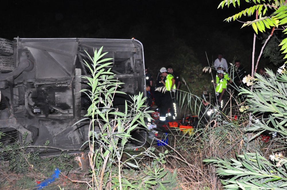 Yolcu otobüsü üzüm bağına uçtu: 15 yaralı