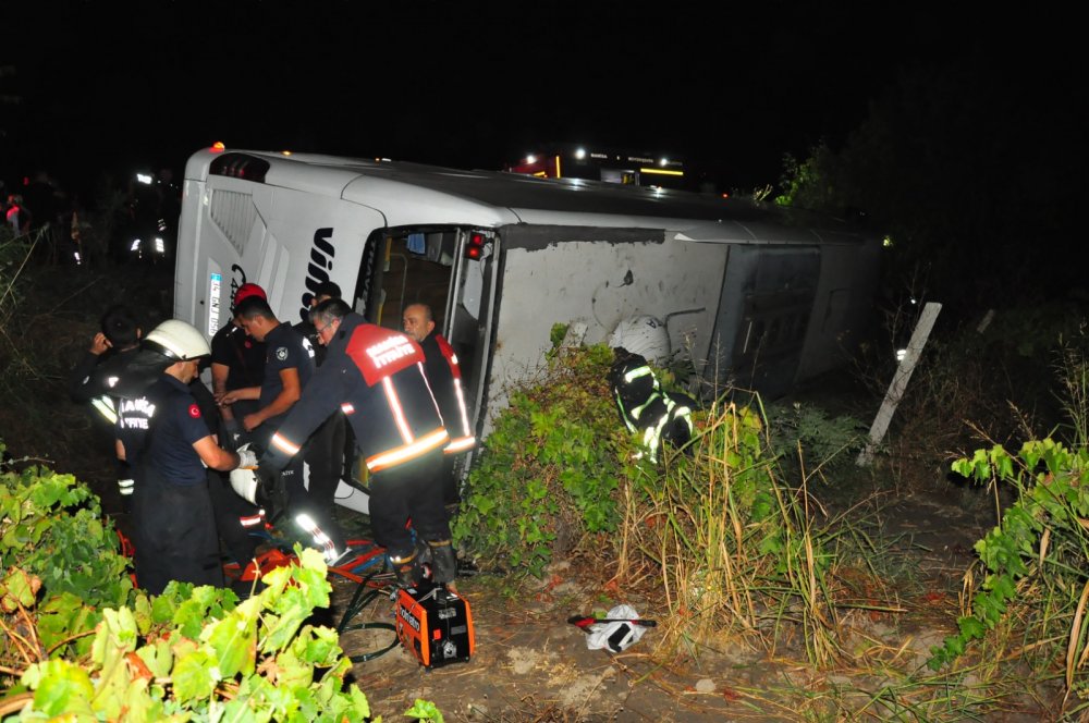 Yolcu otobüsü üzüm bağına uçtu: 15 yaralı