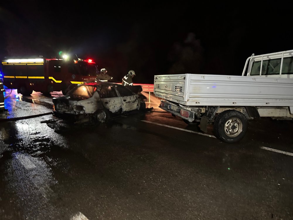 Kamyonetle çarpışan otomobilde yangın çıktı: 1 ölü, 2 yaralı
