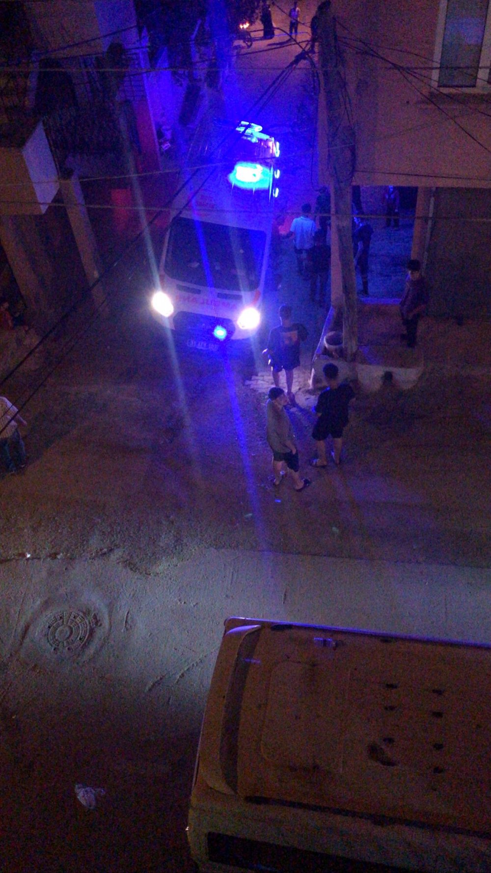 Ambulansın tekeri çukura saplandı; yardıma vatandaşlar koştu