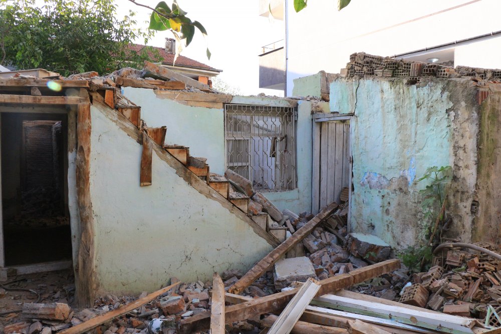 Yıkımı yapılan ev çöktü