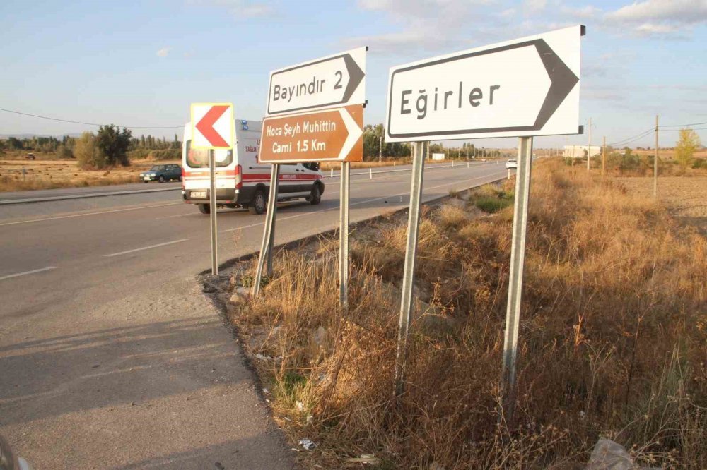 Konya 'da motosiklet levhalara çarpıp şarampole düştü