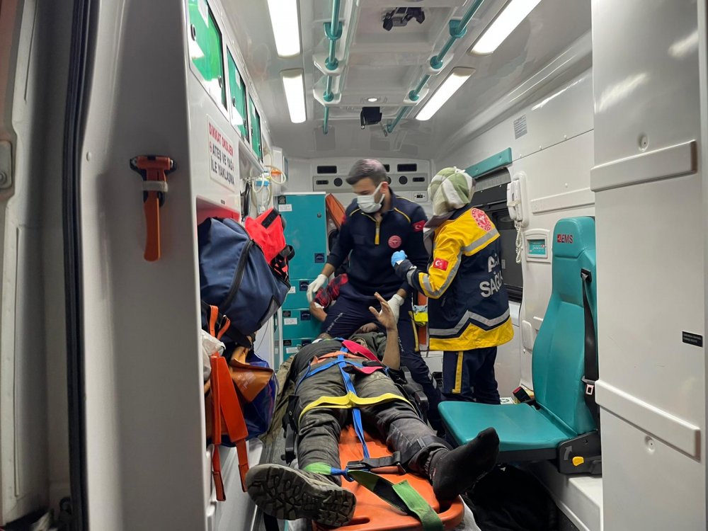 24 kaçak göçmenin taşındığı minibüs şarampole devrildi; sürücü ve 4'ü kaçtı, 20 yaralı