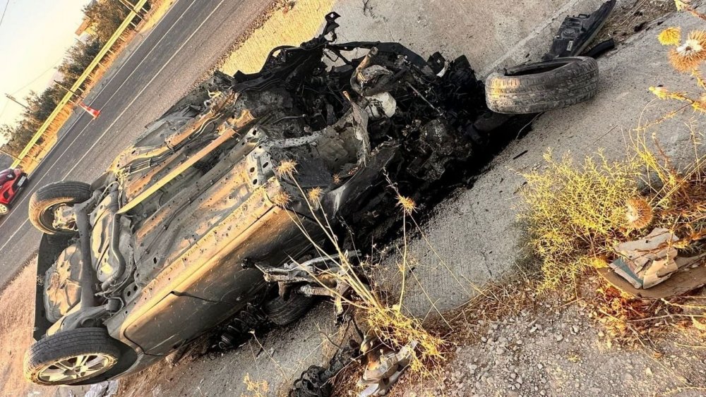 Takla atıp su kanalına devrilen otomobildeki 5 kişi yaralandı