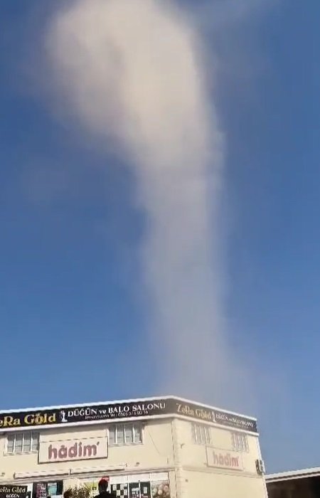 Pazar alanında çıkan hortum cep telefonu ile görüntülendi