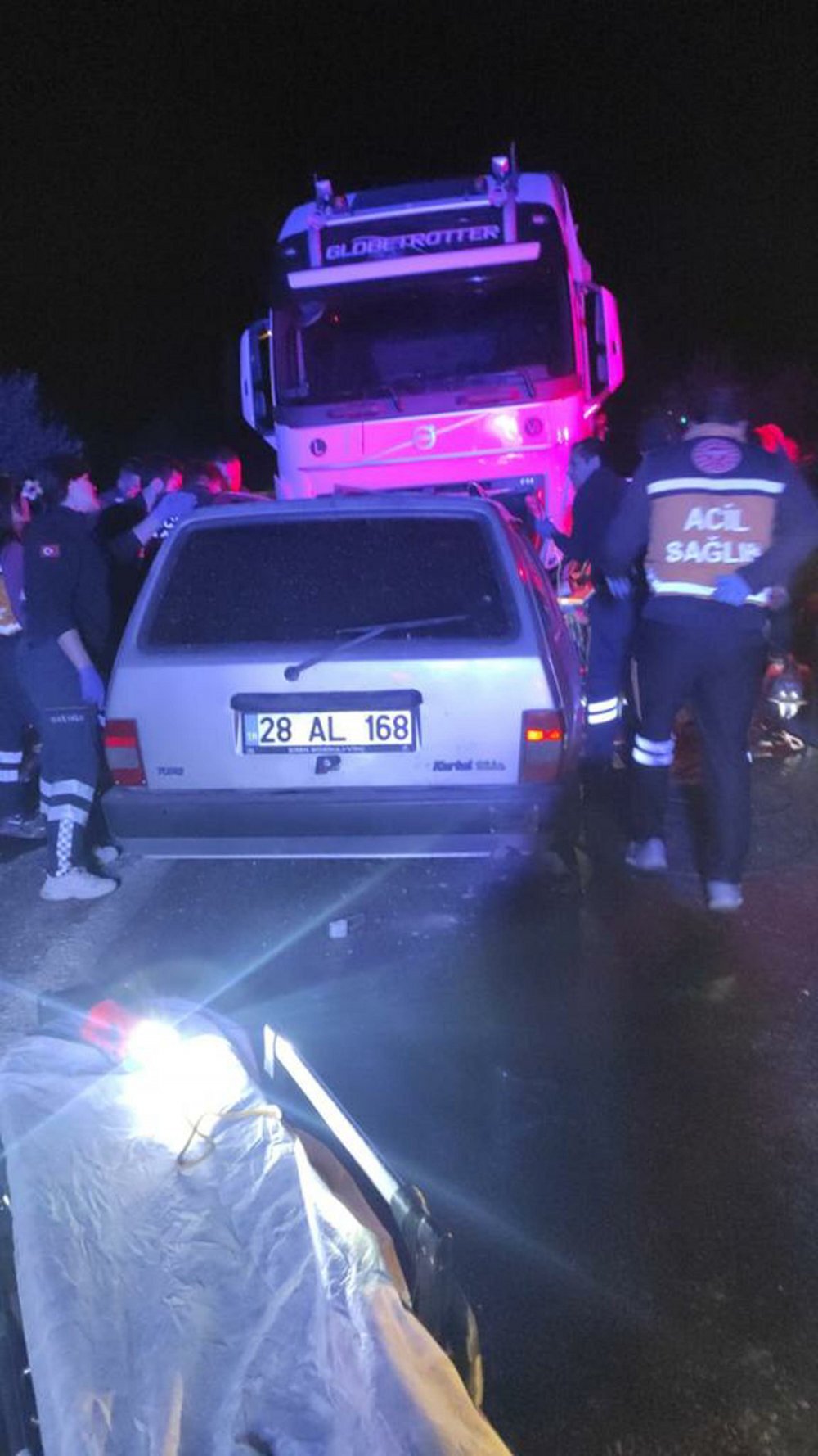 Çanakkale’de TIR ile otomobil kafa kafaya çarpıştı: 1 ölü