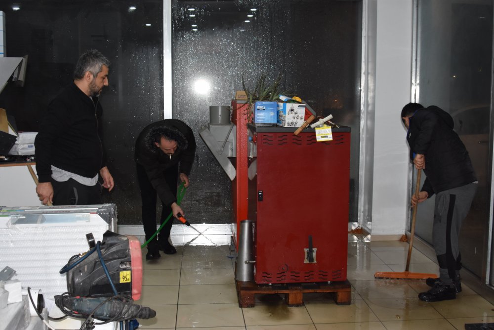 Ordu’da sağanak yağış etkili oldu, cadde ve sokaklar göle döndü