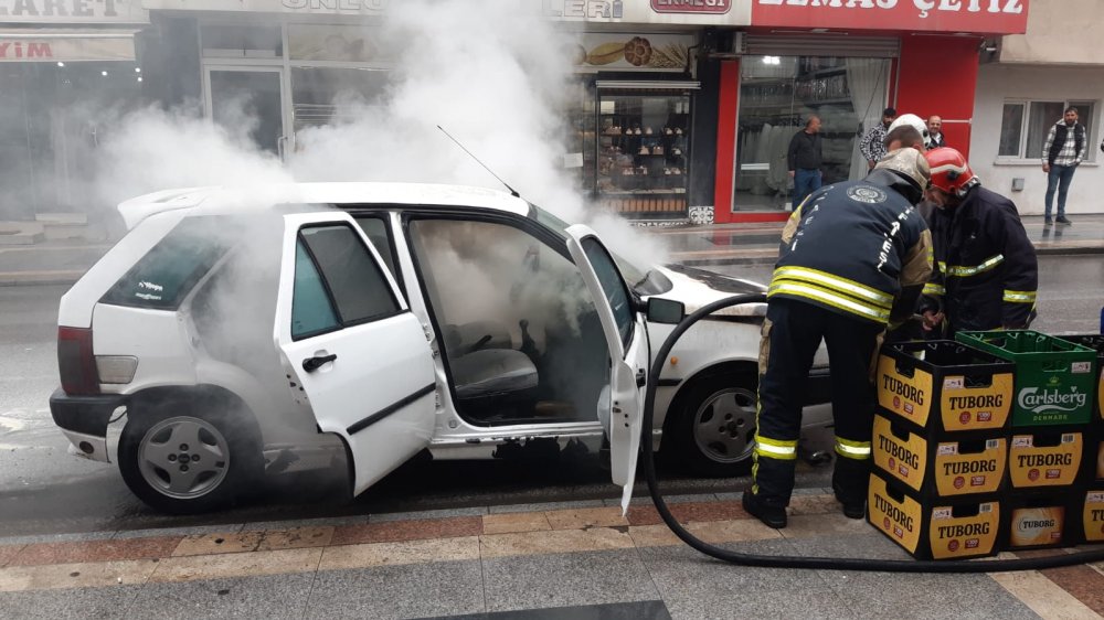 Caddede park halindeyken motoru tutuşan otomobil panik yarattı
