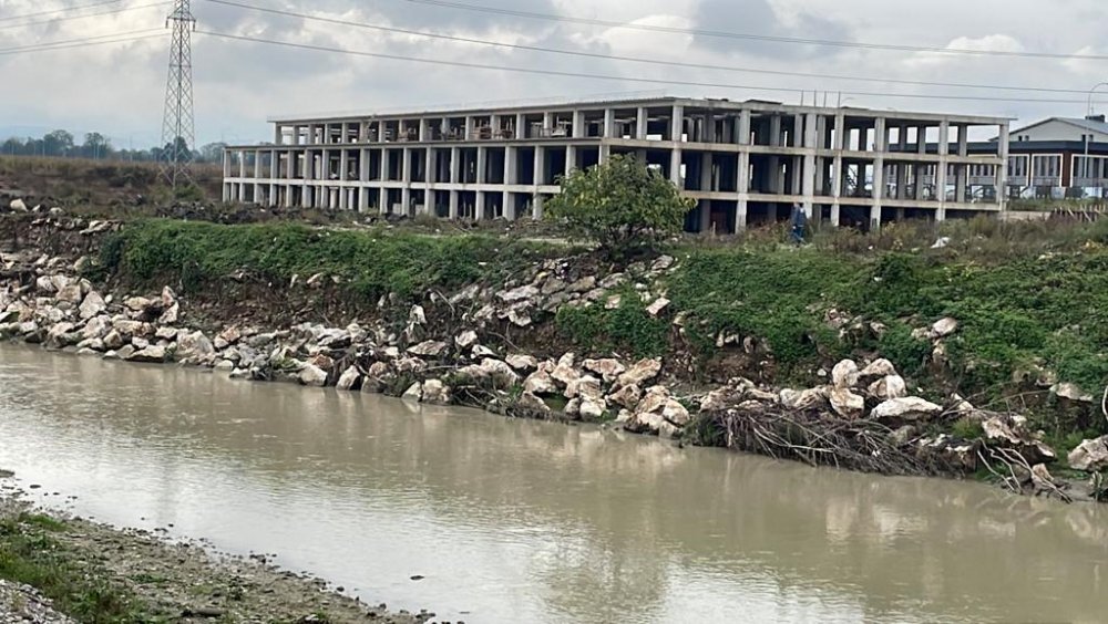 Eşiyle gördüğü kişiyi öldürdü! Telefona yüklediği uygulamayla takip etmiş
