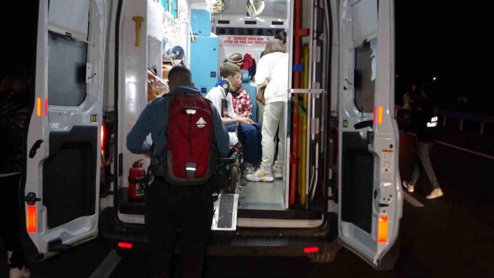 Aynı istikamete giden tur minibüsleri çarpıştı, 4’ü turist 6 yaralı