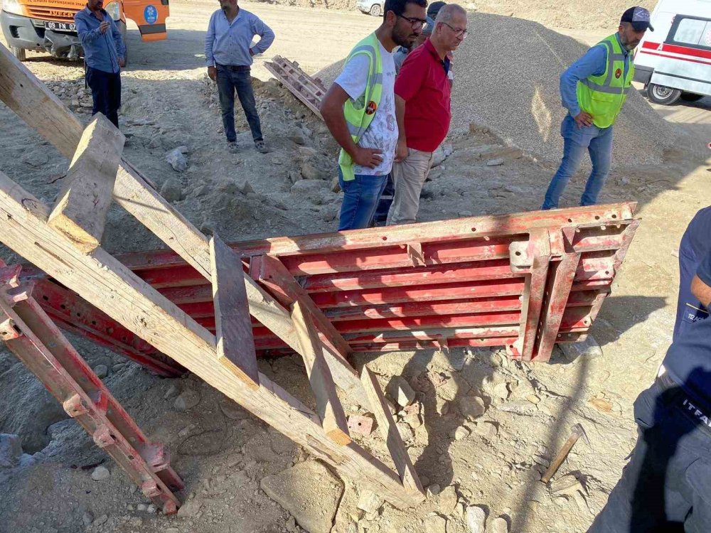 Üzerine tonlarca ağırlığındaki demir kalıp düştü!