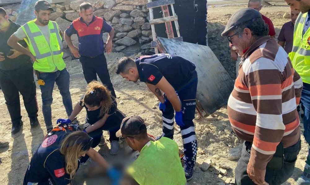 Üzerine tonlarca ağırlığındaki demir kalıp düştü!