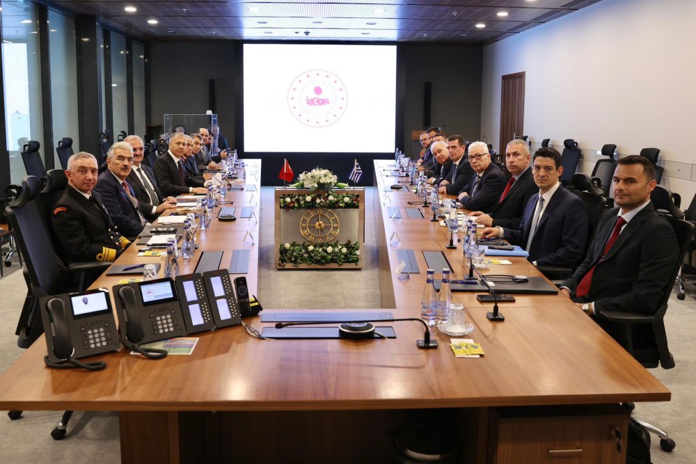 Bakan Yerlikaya, Yunanistan Göç ve İltica Bakanı Kairidis ile görüştü