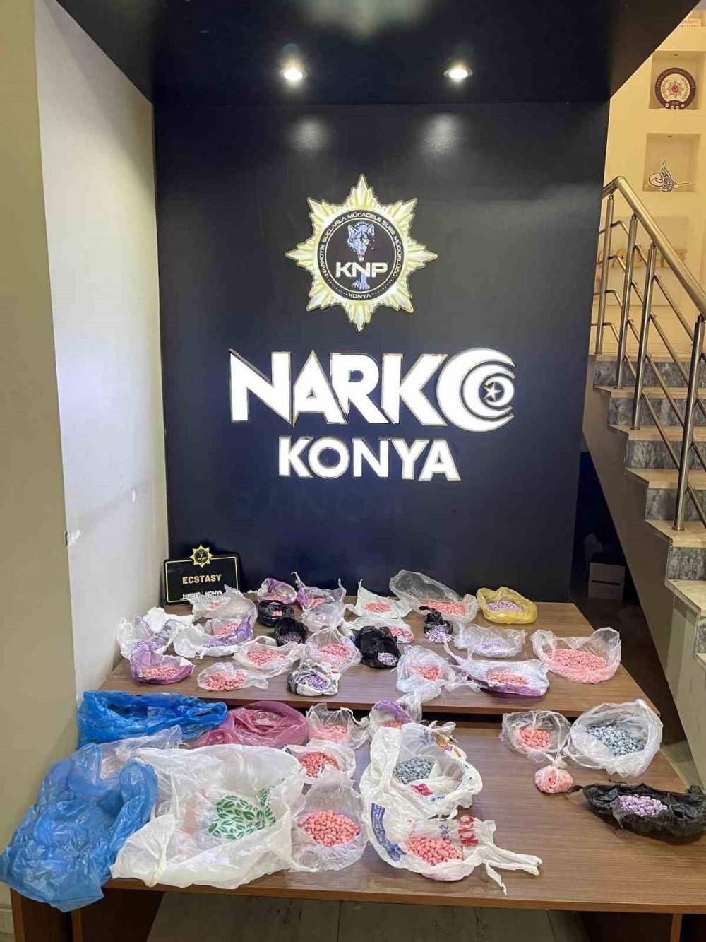 Konya'da polis ekiplerin farklı adreslere baskın: 6 gözaltı