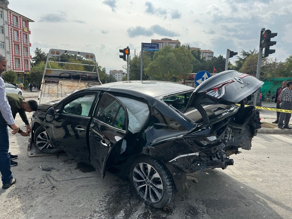 Öğrencileri taşıyan midibüs, 2 araca çarptı, ardından parka daldı; 16 yaralı