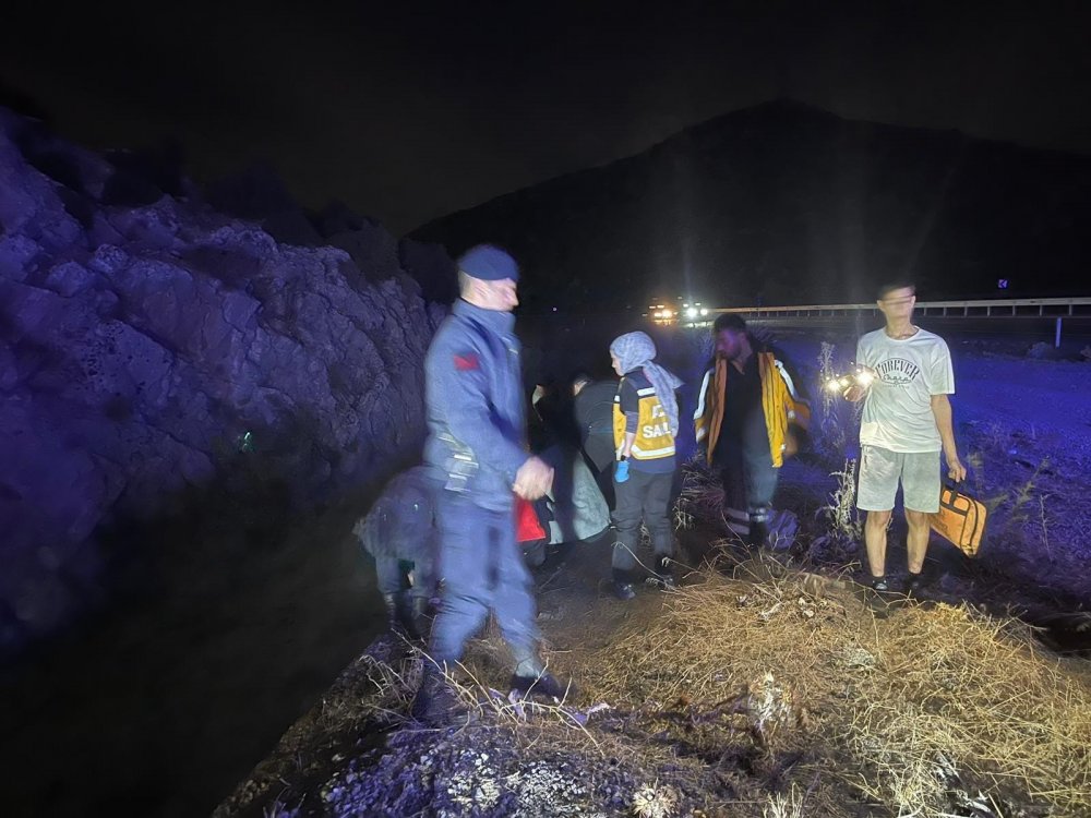 Burdur’da otomobil dereye uçtu: 4 yaralı