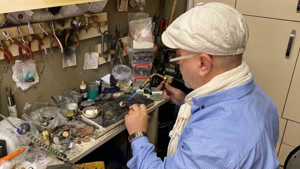 Konyalı Servet Devlet Bahçeli’ye öyle bir yüzük tasarladı ki! Kendisi teslim etti