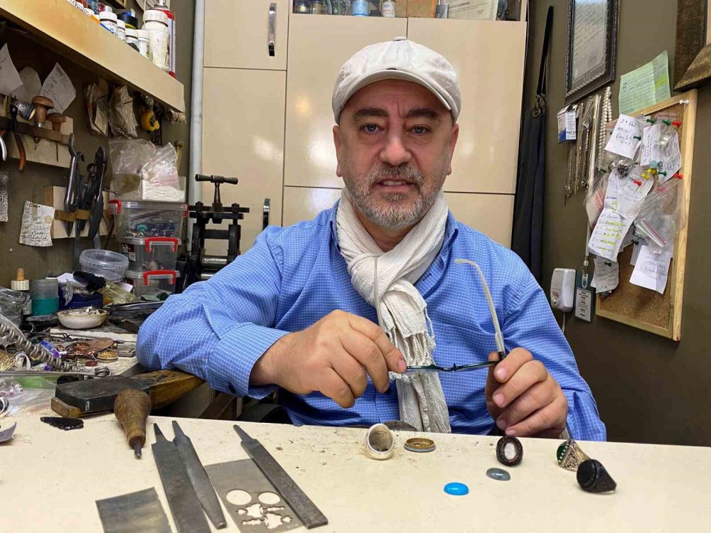 Konyalı Servet Devlet Bahçeli’ye öyle bir yüzük tasarladı ki! Kendisi teslim etti