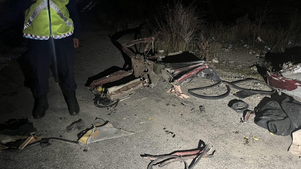 Kamyona çarpan otomobildeki 2 kişi hayatını kaybetti