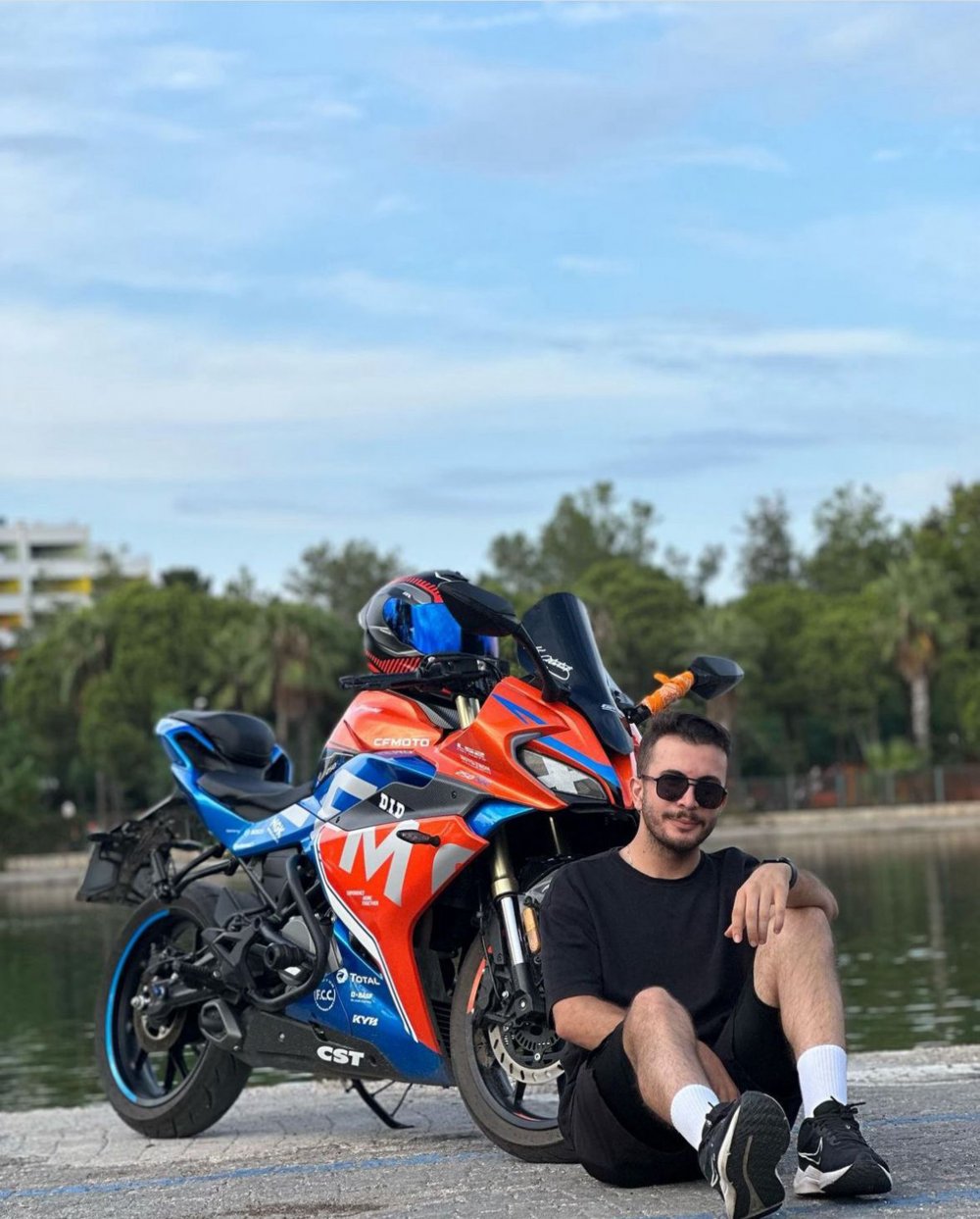 Otobüsle çarpışan motosikletin sürücüsü Adem öldü; kaza anı kamerada