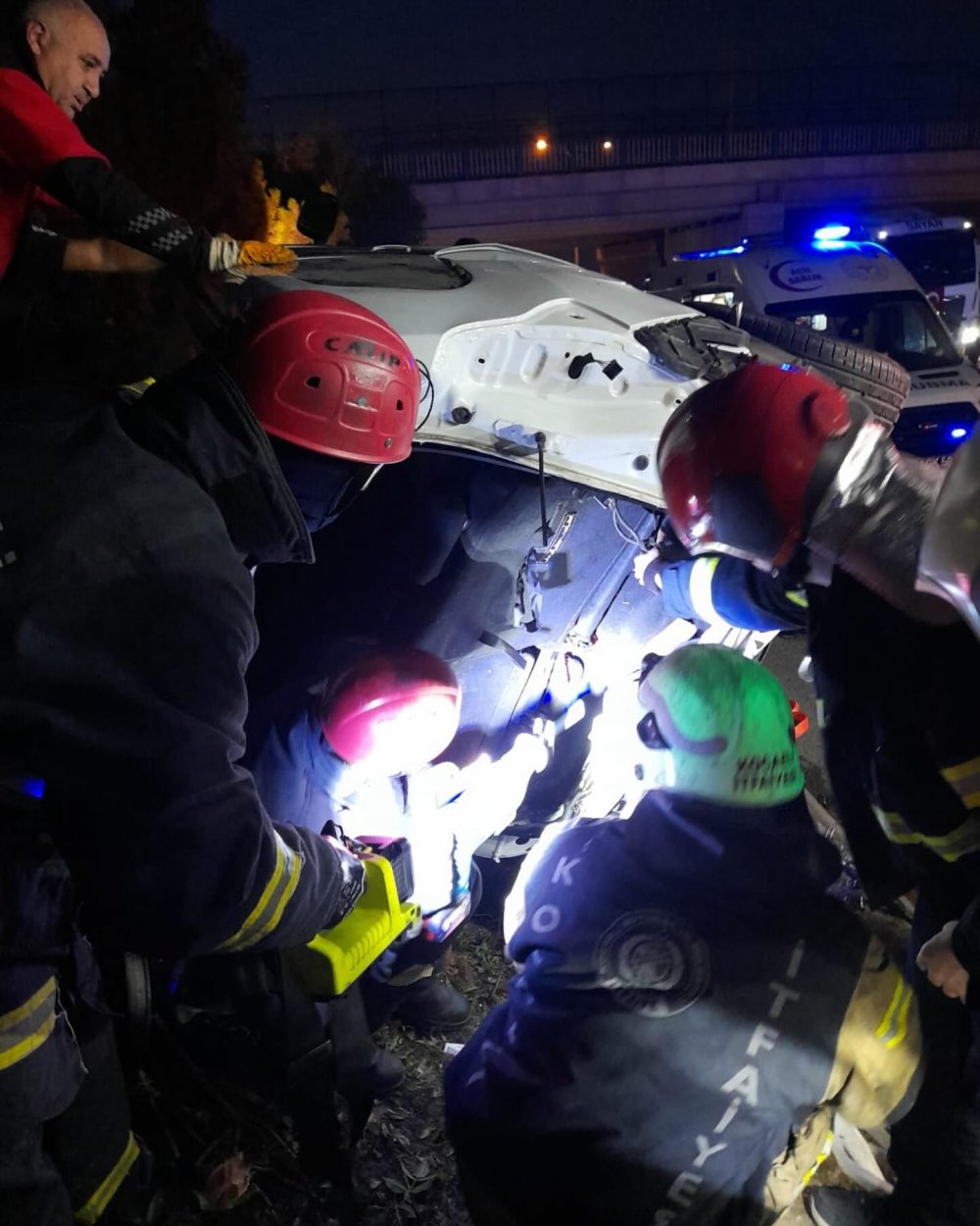 İşçi servisi, otomobile çarptı, onlarca yaralı var