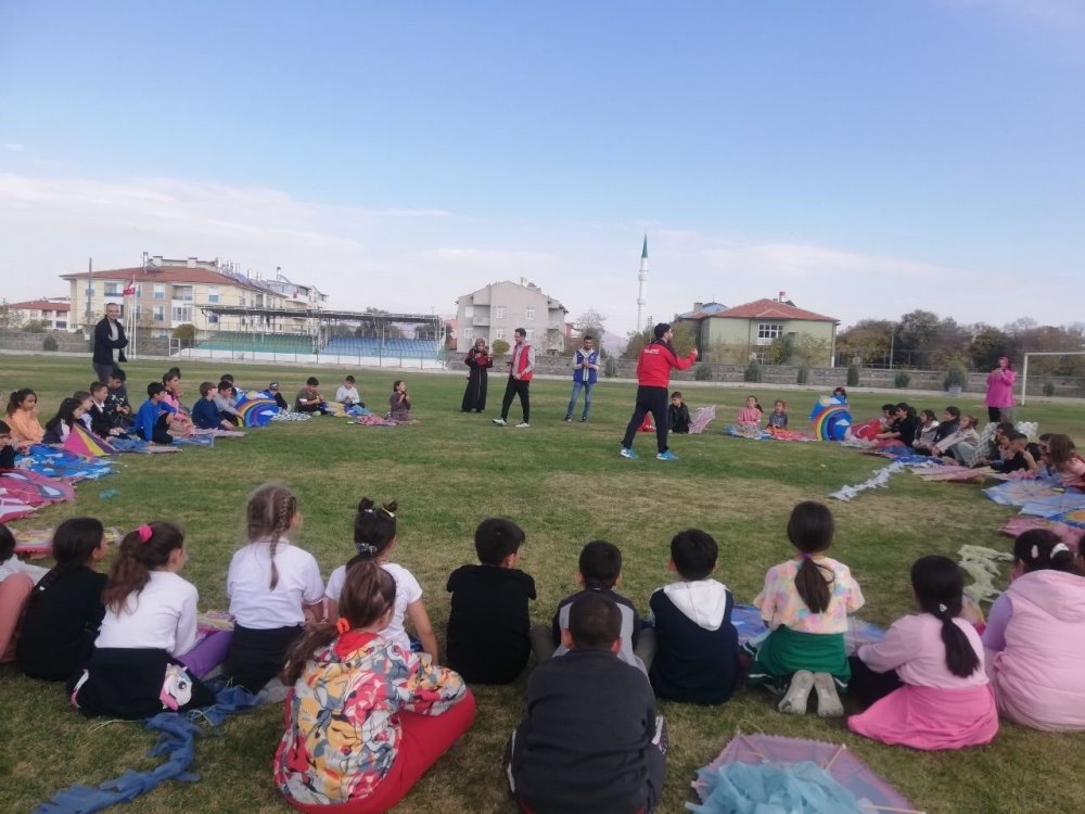 Konyalı çocuklarla uçurtma şenliği düzenlendi