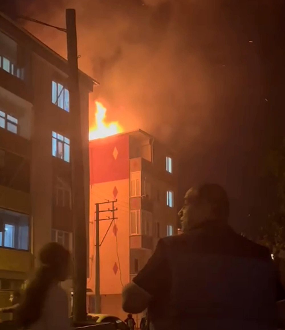 Apartmanın çatısında çıkan yangın korkuttu