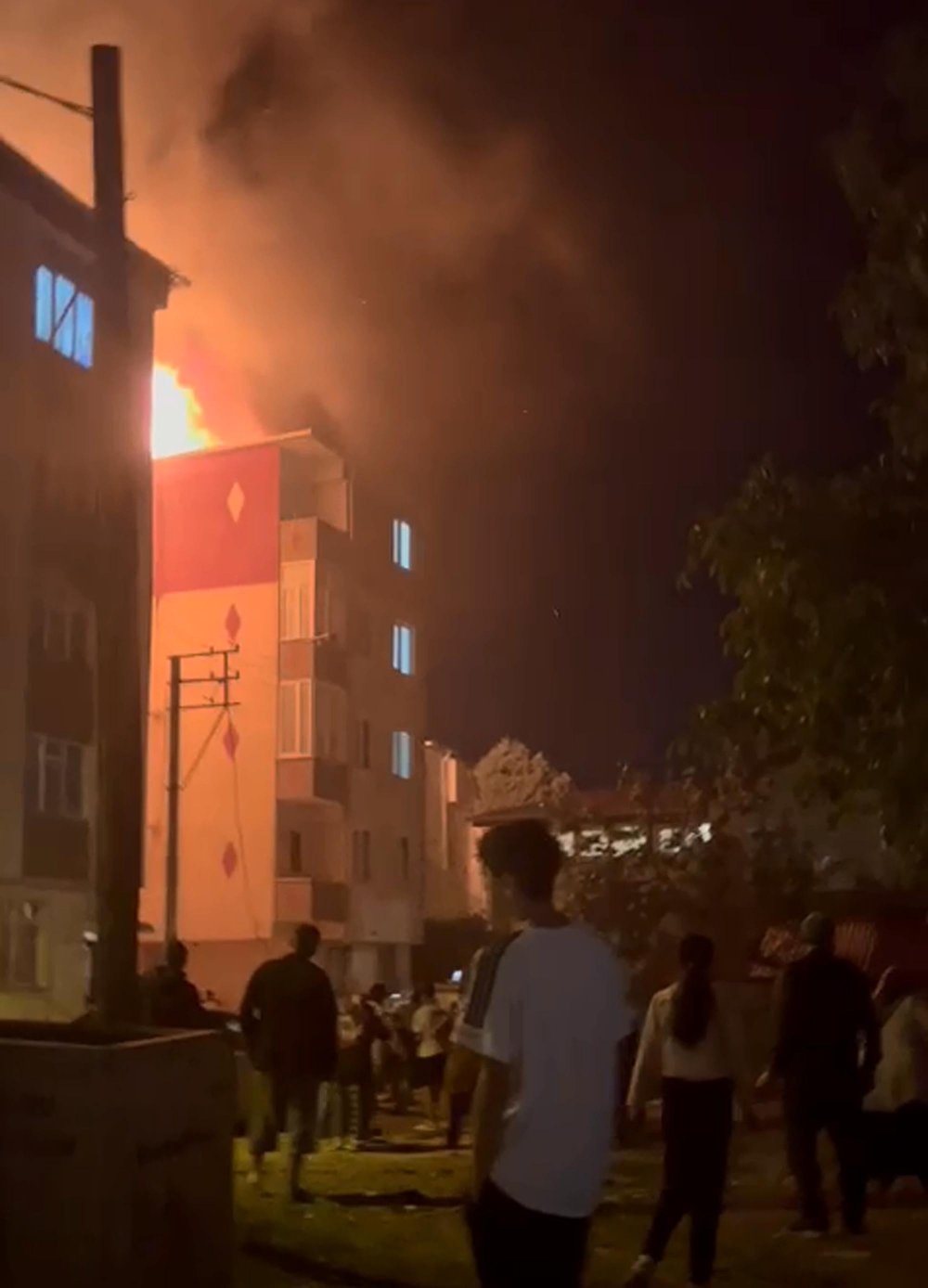 Apartmanın çatısında çıkan yangın korkuttu