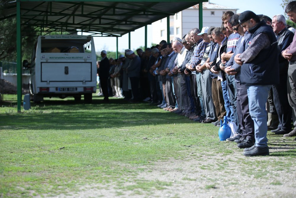 Eşini ve çocuklarını öldürüp intihar etti! Cenazesi Konya'ya getirildi