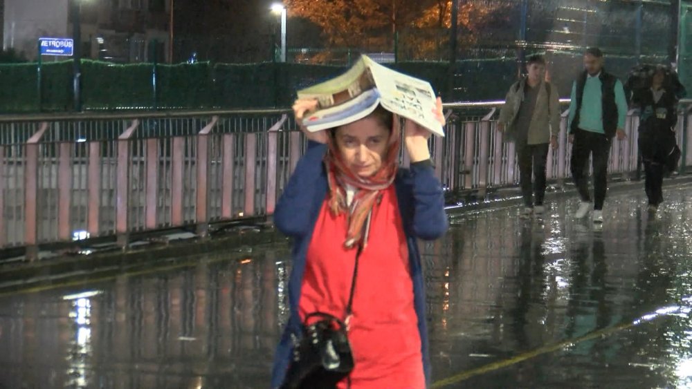 İstanbul'da yağış başladı; trafik olumsuz etkilendi