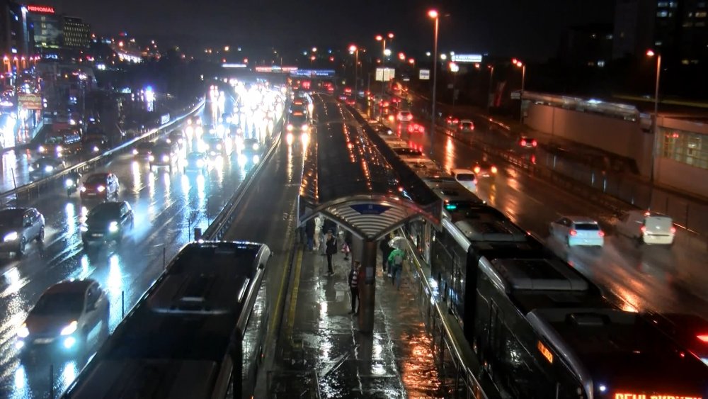 İstanbul'da yağış başladı; trafik olumsuz etkilendi