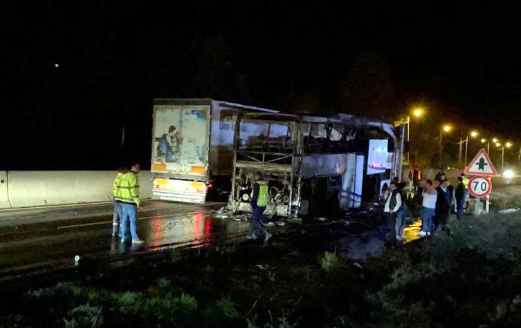 Motoru tutuşan yolcu otobüsü alev alev yandı