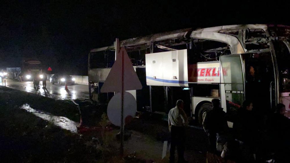 Motoru tutuşan yolcu otobüsü alev alev yandı