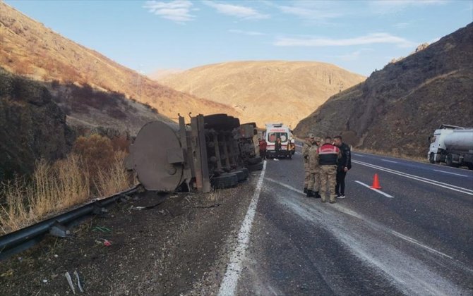 Ağrı'da devrilen tırın sürücüsü hayatını kaybetti