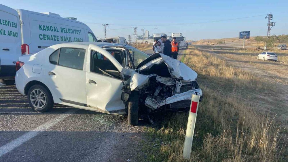 Otomobiller çarpıştı: 1 ölü, 4 yaralı