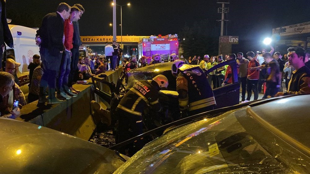 İki otomobilin çarpıştığı feci kazada 2 kişi öldü, 7 kişi yaralandı