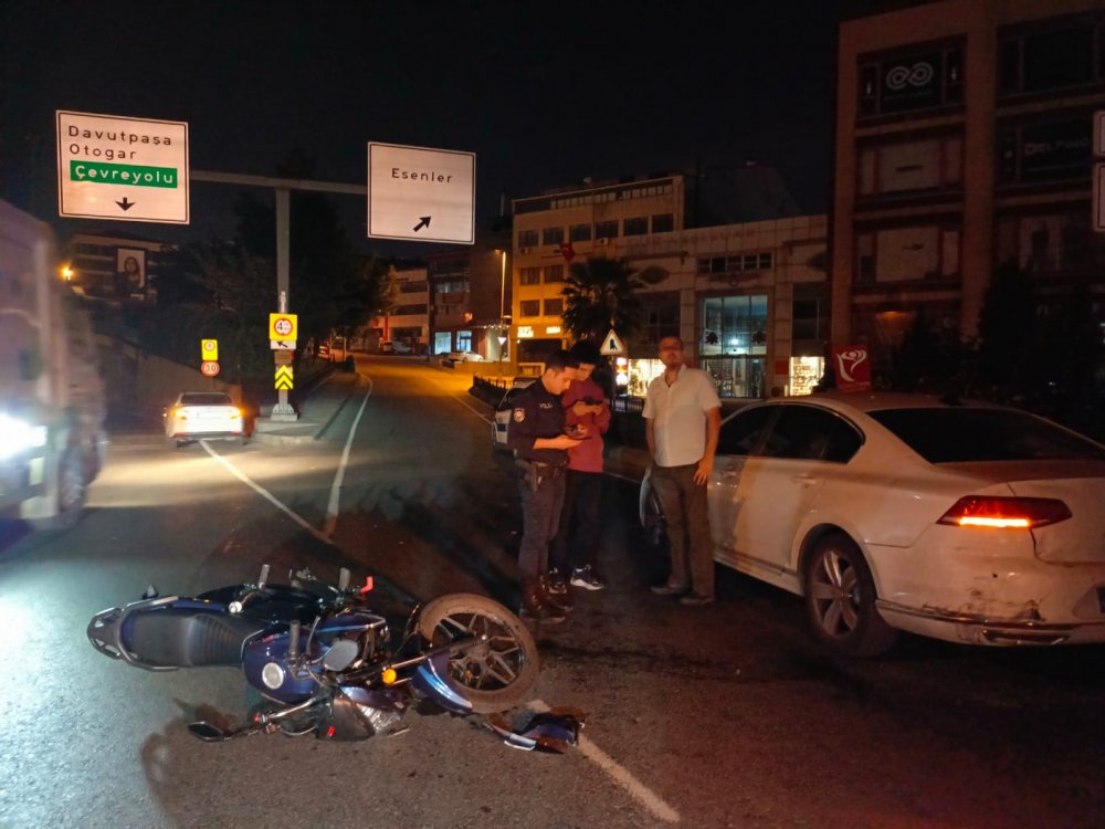 Motosiklet otomobile çarptı:  1 yaralı