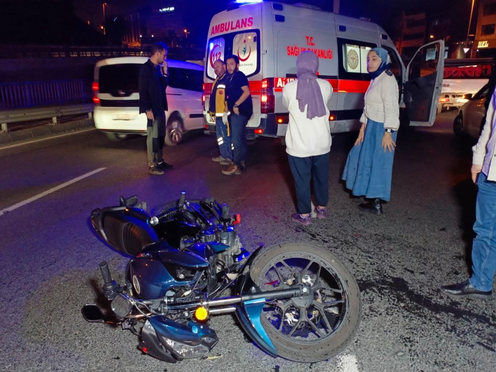 Motosiklet otomobile çarptı:  1 yaralı