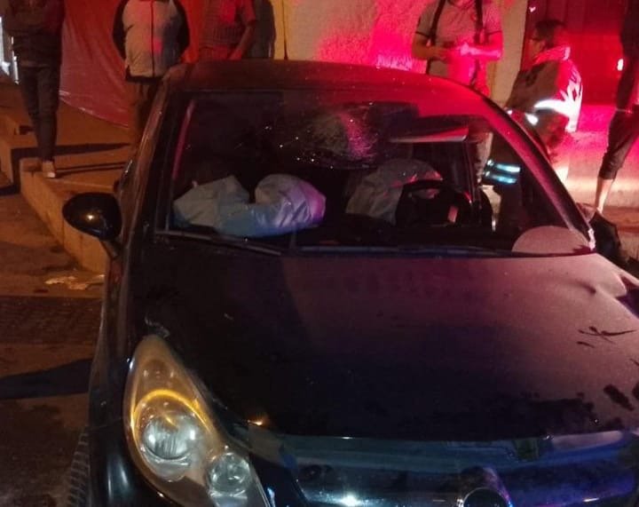 Kazada savrulan otomobilin kaldırıma sıkıştırdığı yayanın bacağı koptu